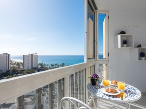 Outdoor dining - Modern 2-bedroom apartment in Playa de las Americas with pool and stunning views (Playa de las Américas)