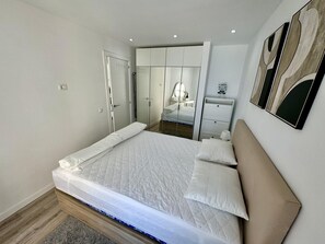1 slaapkamer, een strijkplank/strijkijzer, gratis wifi, beddengoed