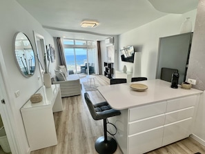 Interior - Exquisite renovated 2-bedroom apt with pool, air conditioning and WiFi in Las Américas (Playa de las Américas)