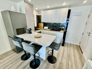 Refrigerador, microondas, horno y lavavajillas 