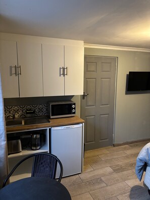 Réfrigérateur, micro-ondes, bouilloire électrique, grille-pain