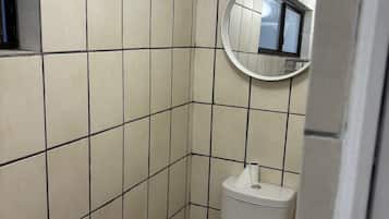 Chuveiro, toalhas de banho, sabonete, shampoo