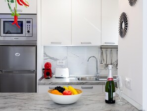 Frigorífico, microondas, horno y placa de cocina