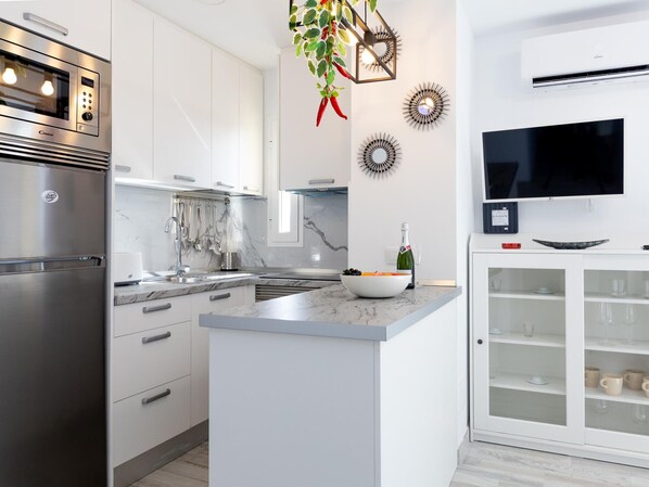 Frigorífico, microondas, horno y placa de cocina
