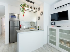 Réfrigérateur, four à micro-ondes, un four, surface de cuisson