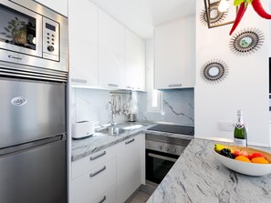 Frigorífico, microondas, horno y placa de cocina