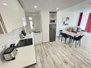 Refrigerador, horno, cafetera y tetera y tostadora 