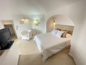 1 bedroom, bed sheets