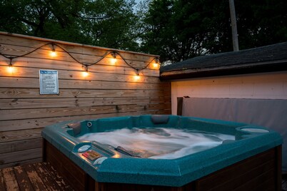 Wanderlust - Hot tub / fire pit - Location!