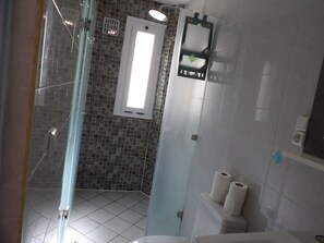 Shower, hair dryer, towels