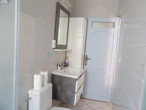 シャワー、ヘアドライヤー、タオル