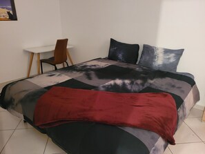 1 室のベッドルーム、アイロン / アイロン台、WiFi (無料)、ベッドシーツ