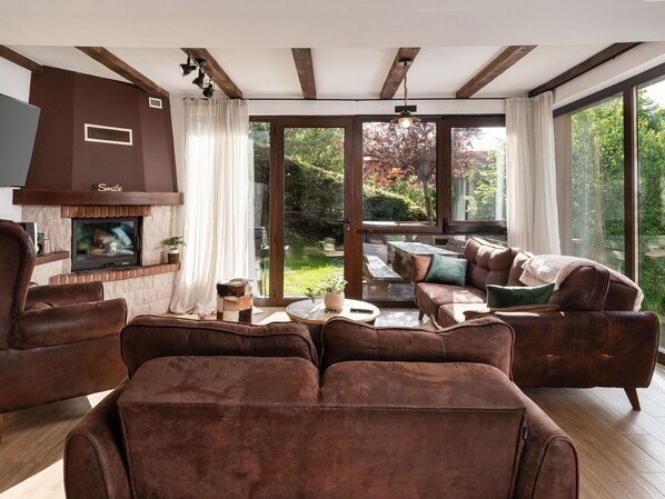 TV, fireplace