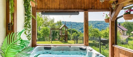Outdoor spa tub