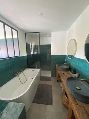 Shower, hair dryer, towels, soap