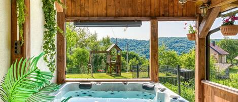 Outdoor spa tub