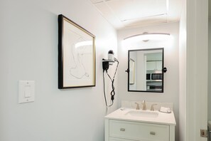 Shower, hair dryer, towels - Vermosa by StayMareni - Oceanfront Suite (Myrtle Beach)