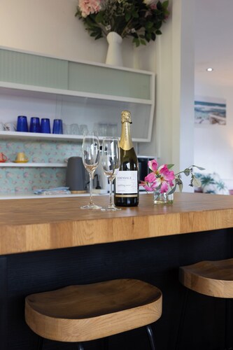 Cozy Delight- Close to airport