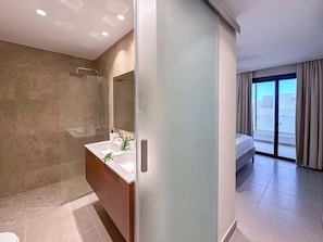 Douche, sèche-cheveux, serviettes fournies, shampoing