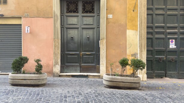A building with two large doors, numbered 48 and 49, and a cobblestone street. - Cozy 2BR Apartment near Piazza Navona (Roma)
