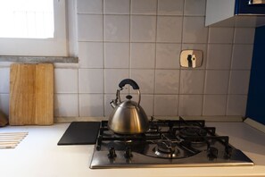 Fridge, oven, coffee/tea maker, electric kettle