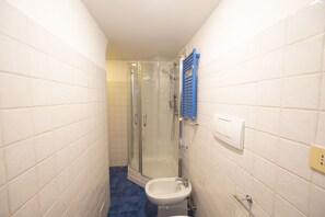 Dusche, Haartrockner, Bidet