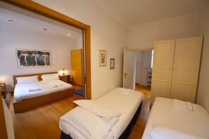 1 habitación y tabla de planchar con plancha