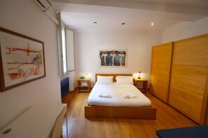 1 habitación y tabla de planchar con plancha
