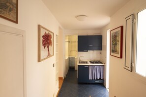 Kühlschrank, Wasserkocher mit Kaffee-/Teezubehör, Wasserkocher, Toaster