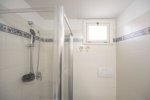 Shower, hair dryer - Your Piazza Navona Hideaway with Terrace (Roma)
