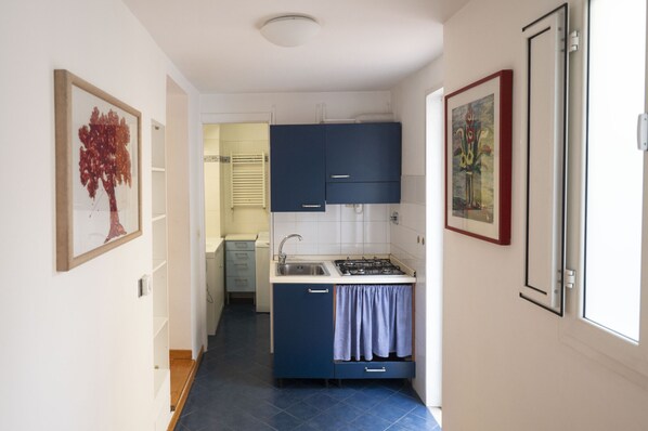 Kühlschrank, Wasserkocher mit Kaffee-/Teezubehör, Wasserkocher, Toaster