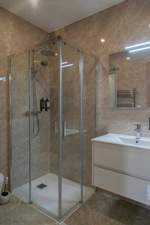 Een douche, een haardroger, handdoeken, zeep