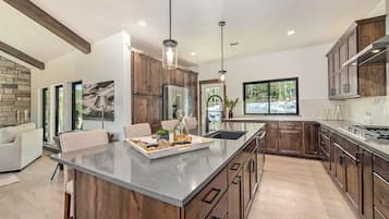 冰箱、微波炉、烤箱、炉灶