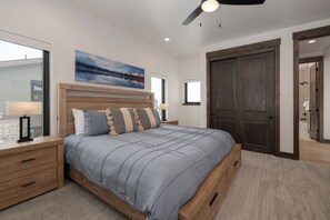 4 habitaciones, escritorio y tabla de planchar con plancha 