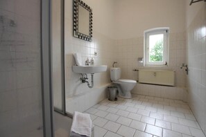Comfort Apartment, 3 Bedrooms | Bathroom | Shower, hair dryer