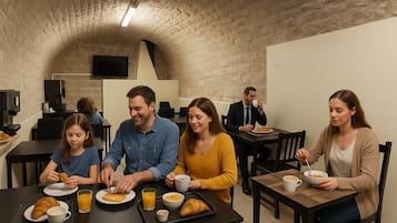 Dagelijks continentaal ontbijt (EUR 11 per persoon)