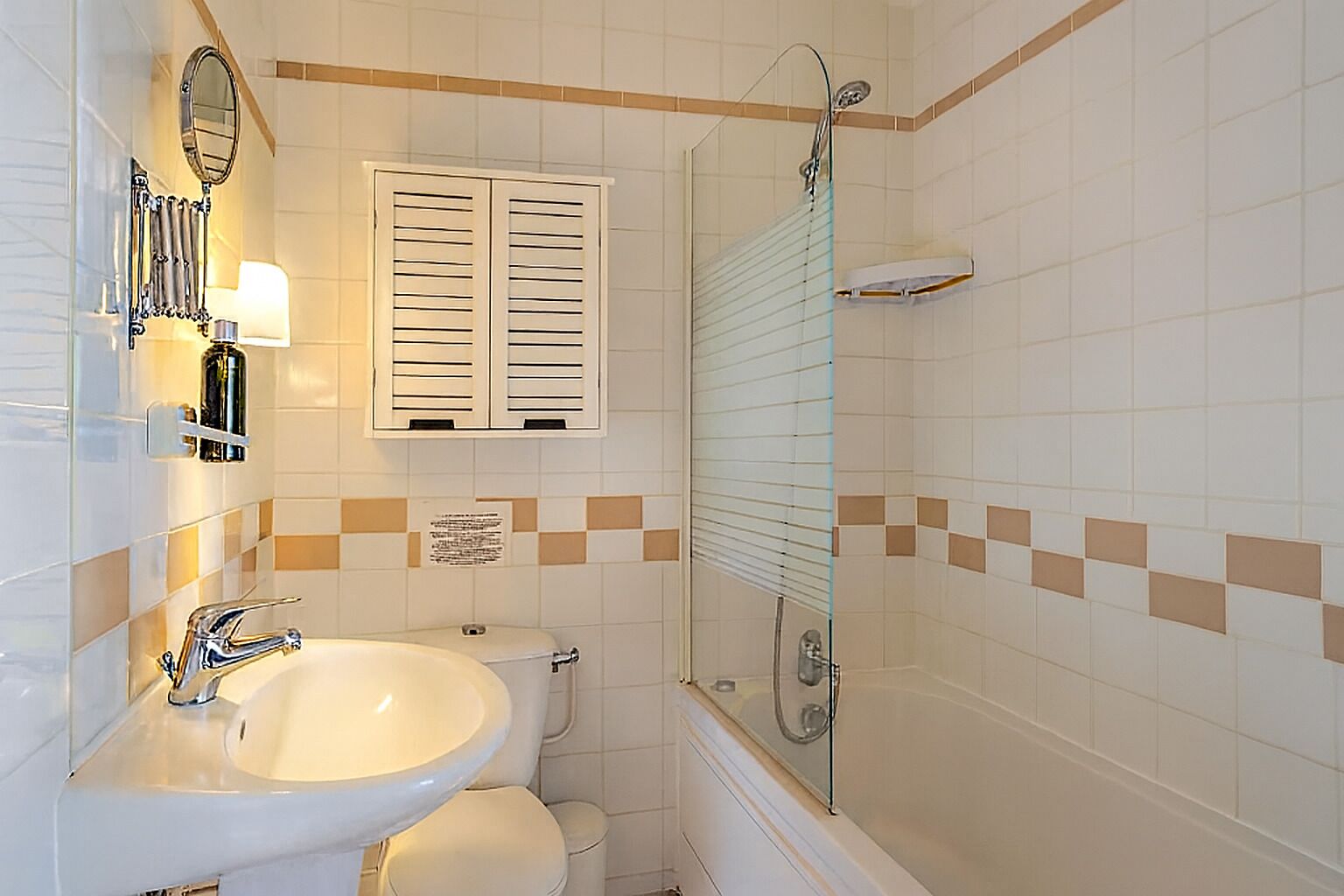 Studio, Kochnische | Badezimmer | Kostenlose Toilettenartikel, Haartrockner, Handtücher, Seife