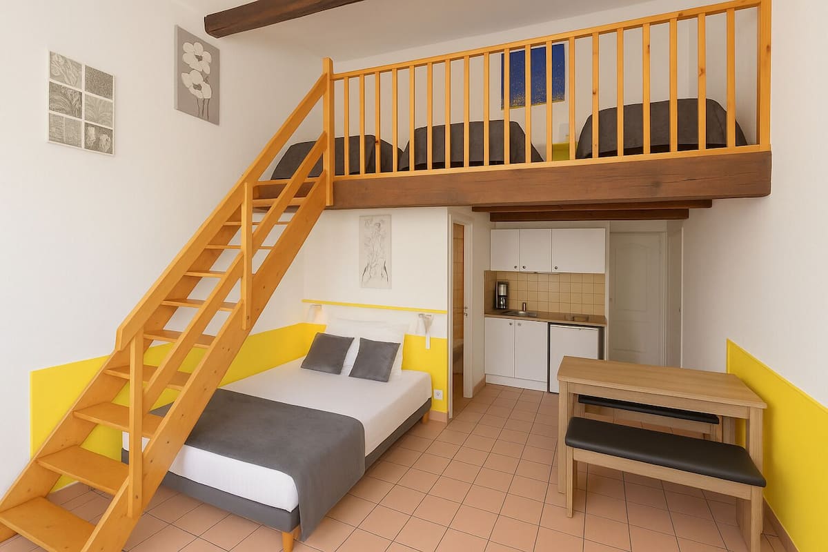 Mezzanine Studio 2 to 4 persons - Kitchenette | Laptop workspace, blackout drapes, soundproofing, iron/ironing board