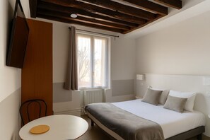 Espacio para trabajar con laptop y cortinas blackout 