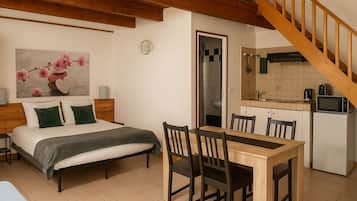 Studio, 2 tweepersoonsbedden, kitchenette (Mezzanine) | Een laptopwerkplek, verduisterende gordijnen