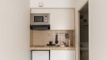 Electric kettle, toaster, cookware/dishes/utensils