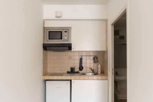 Electric kettle, toaster, cookware/dishes/utensils