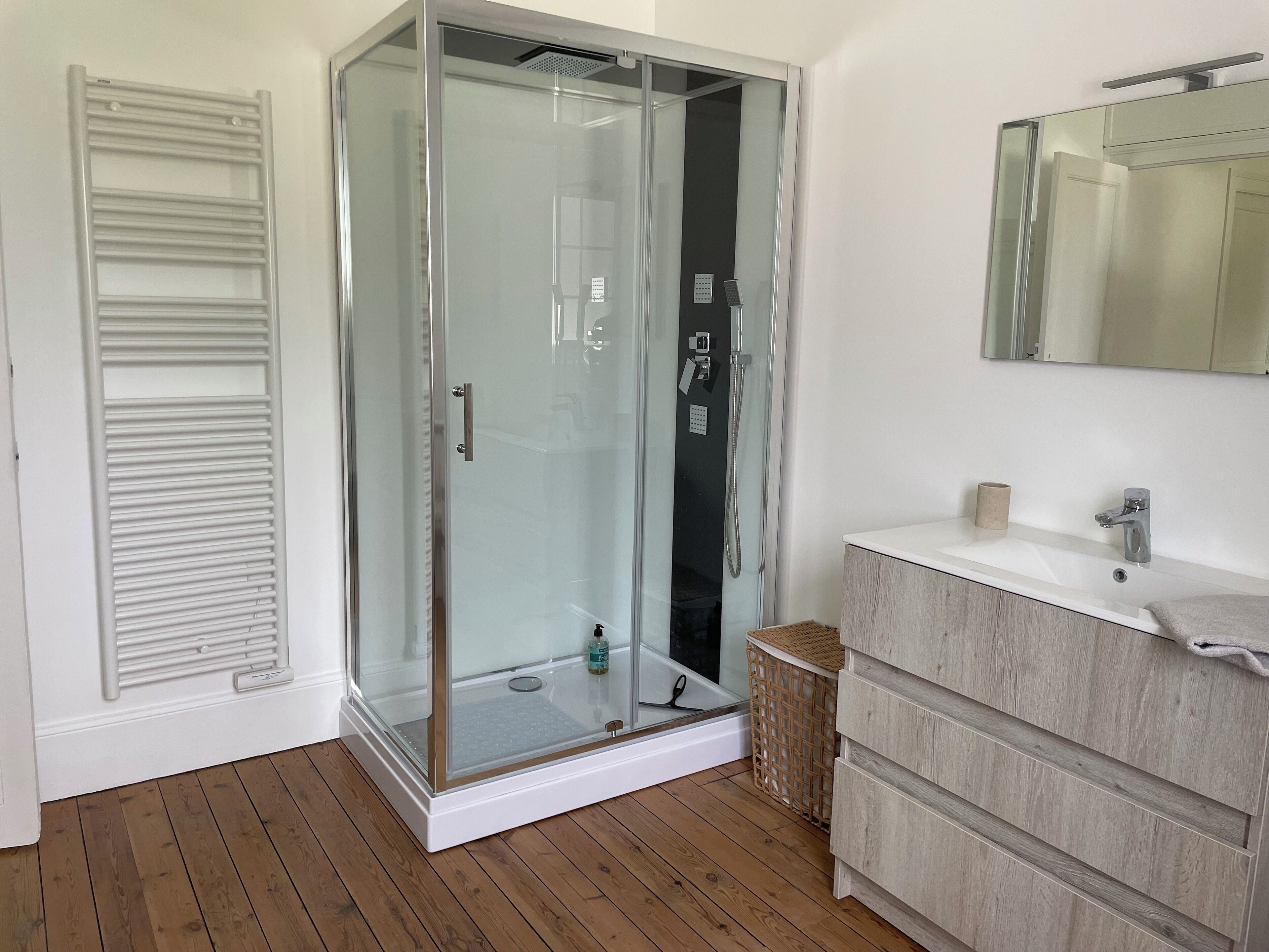 Een douche, een haardroger, handdoeken, zeep