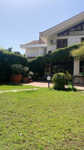 Quadruple Room, Garden View | Living area | TV - Bouganville Home Mondello (Palermo)