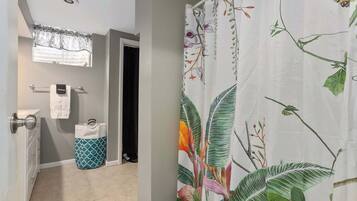 Ducha, secador de pelo y toallas