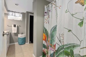 Dusch, hårtork och handdukar