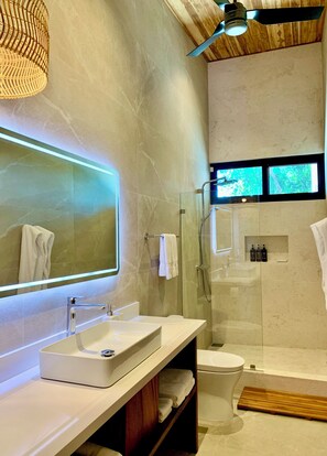 Dusj, hårføner og håndklær