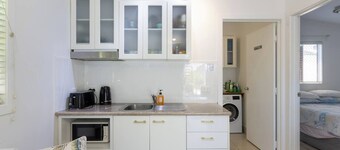 Zen Garden - 2 bedroom Tiny Home ( Free parking)