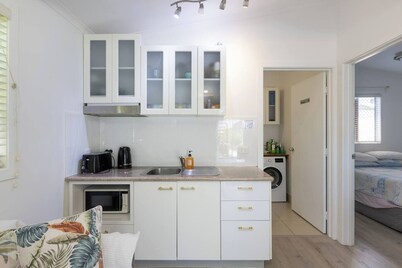 Zen Garden - 2 bedroom Tiny Home ( Free parking)