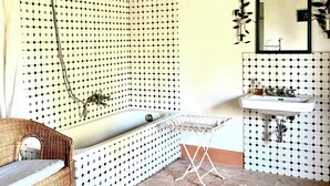 A bathroom with a bathtub, a sink, and a mirror. - Authentic Tuscan farmhouse with pool for families and children (Toscana)